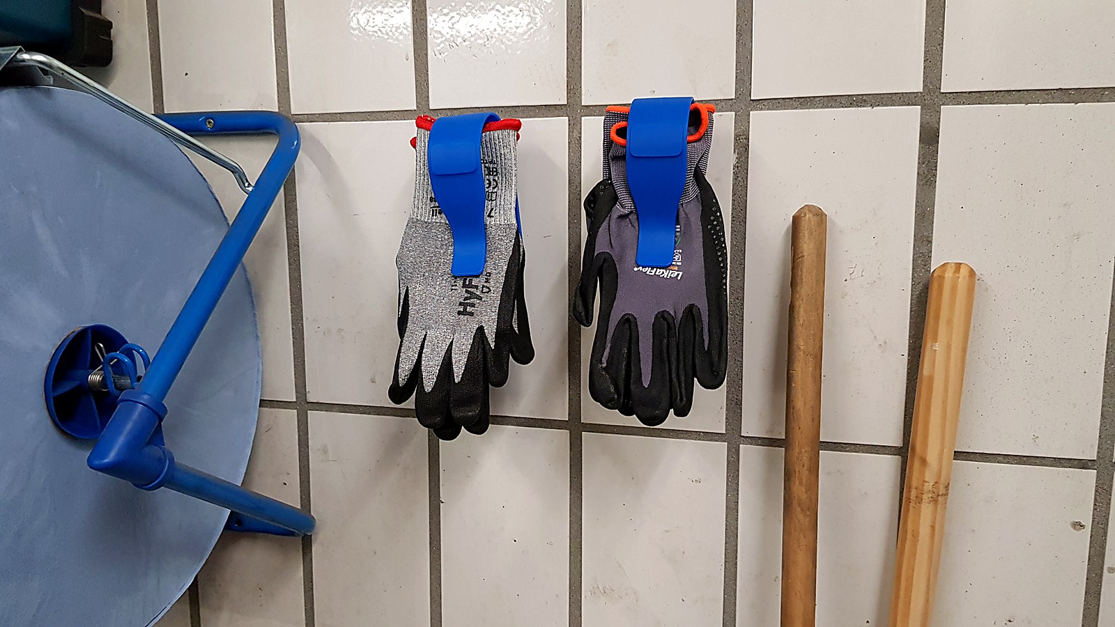 Handschuh-Halter an einem Werkstattschrank