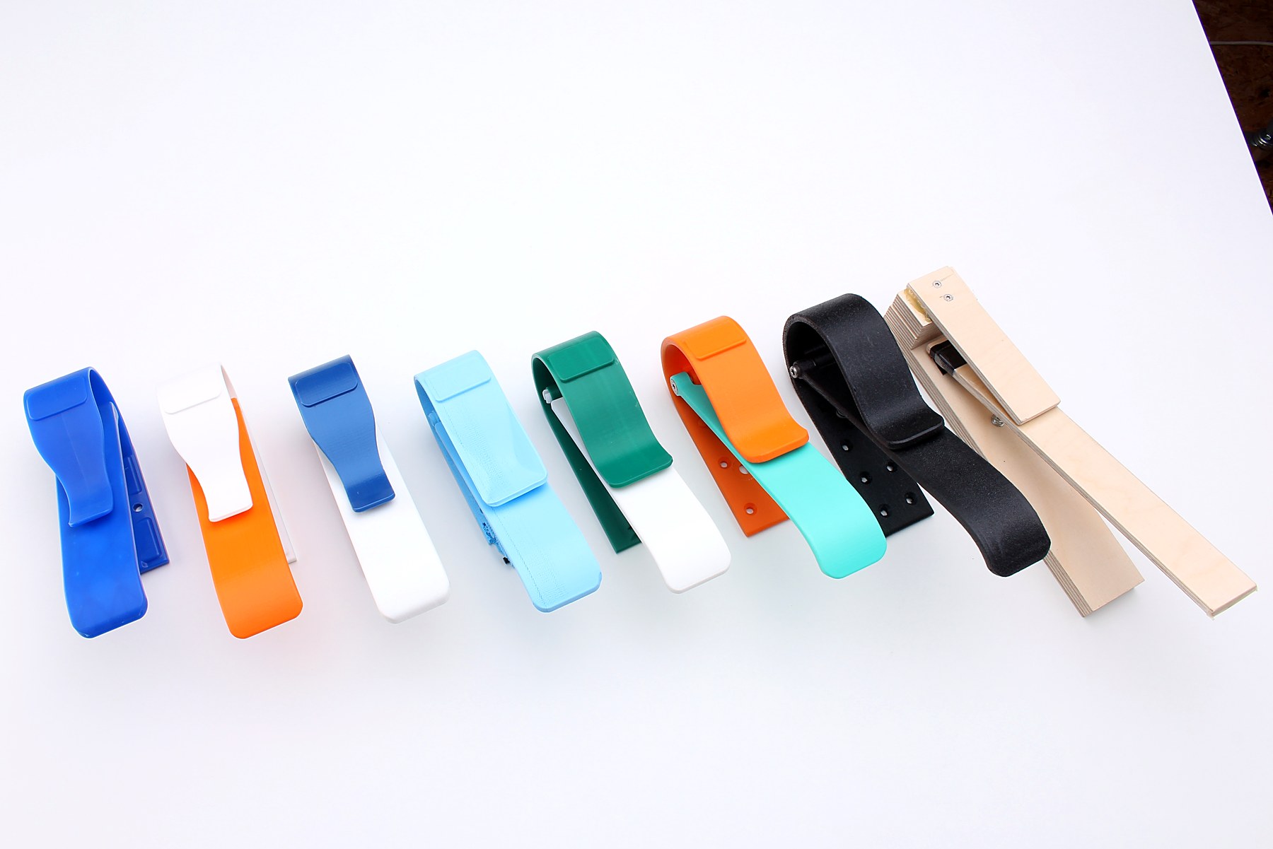 Entwicklungsreihe des Handschuh-Halters: Prototypen in verschiedenen Farben und Materialien