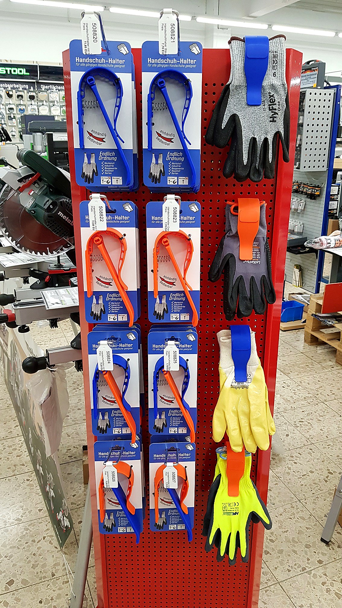 Handschuh-Halter im Verkaufsregal eines Baumarkts