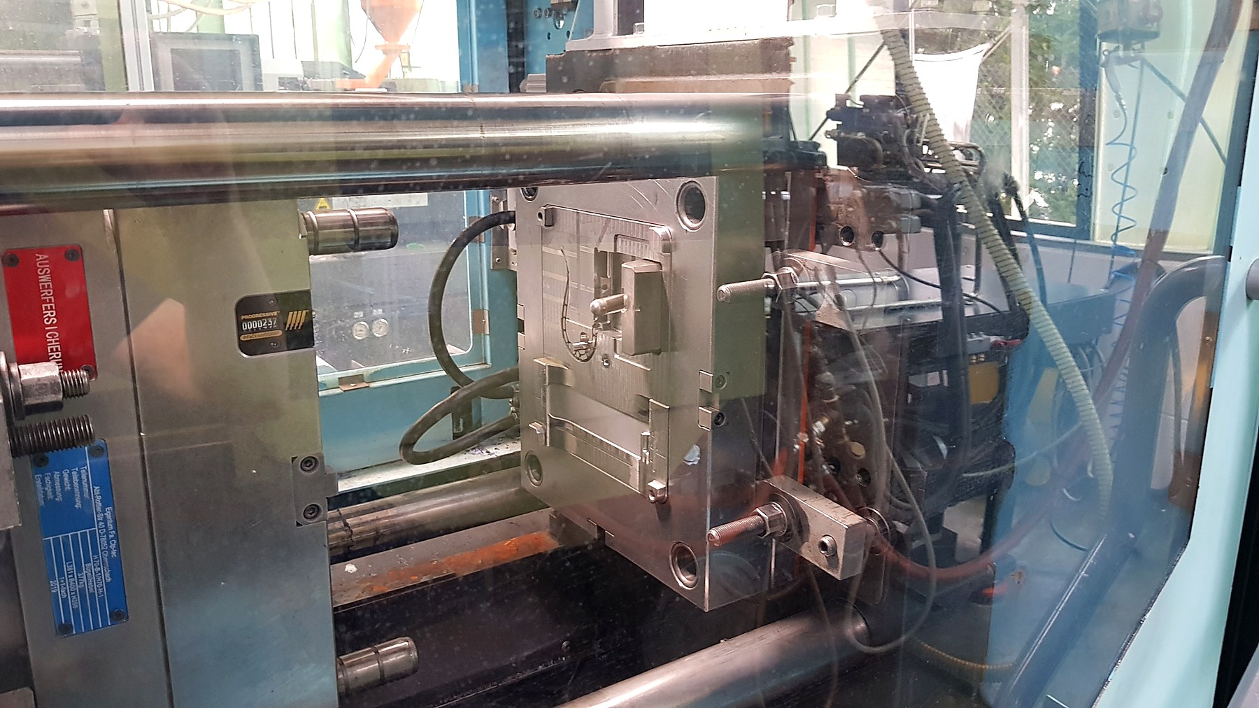 Offenes Spritzgusswerkzeug an der Maschine